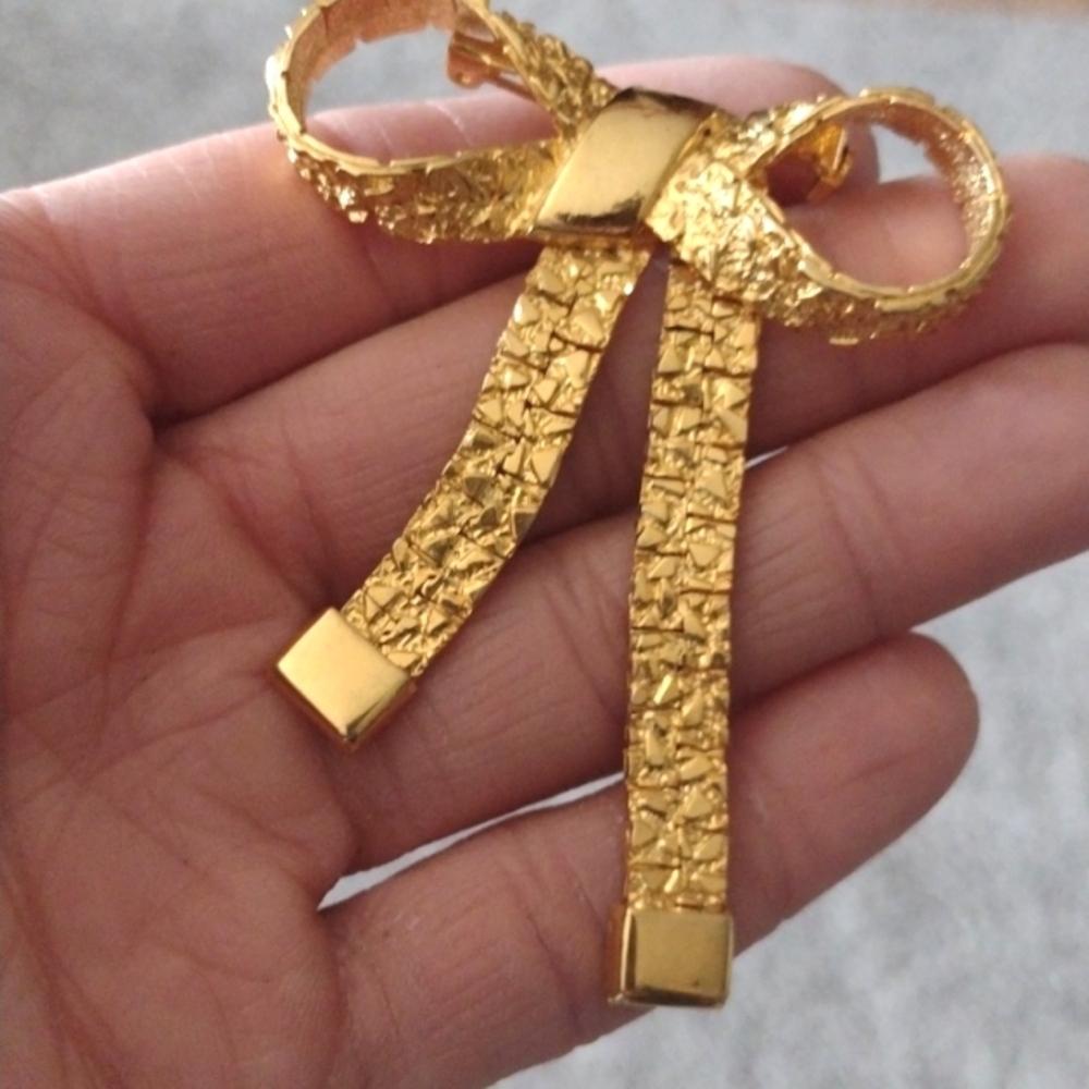VINTAGE 80s GOLD-TONE NUGGET DESIGN FLEXIBLE BOW RIBBON 3" BROOCH PIN - Picture 3 of 9